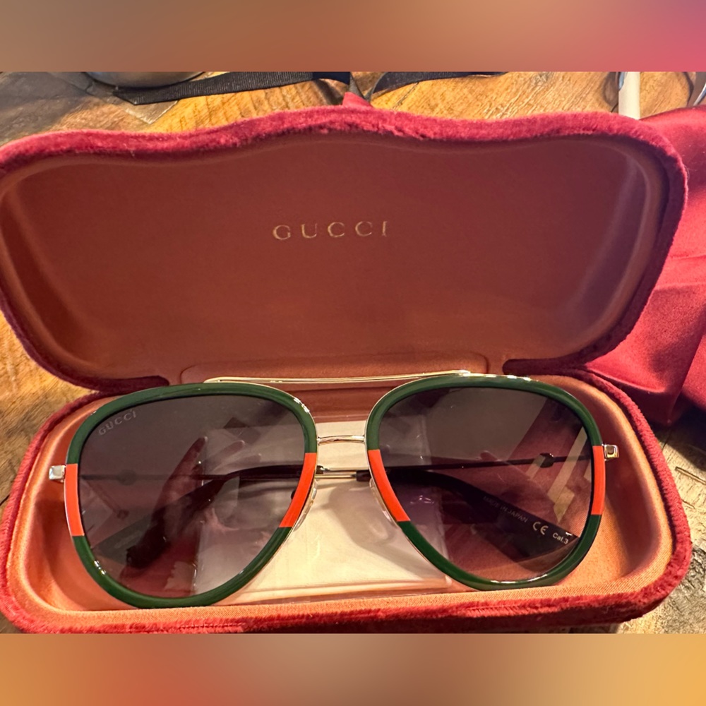 Never worn.  Brand new.  Gucci Sunnies GG0062S
